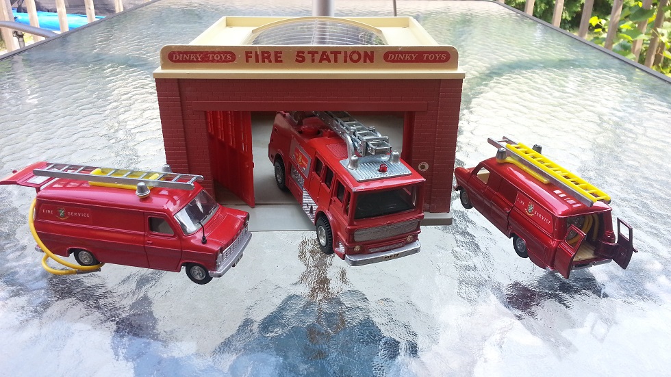 Dinky Fire Station 954   SMALLER 3.jpg