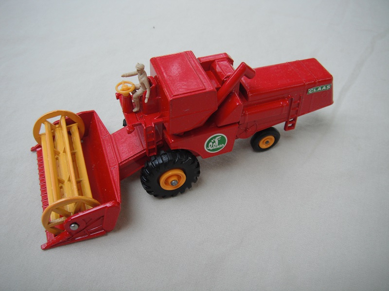 Red body/dk yel hubs/dk yel rotor/yel steering/green &amp; white Claas label/tan driver.