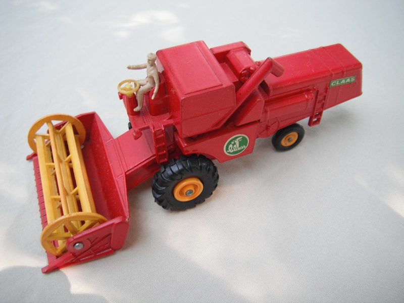 Dull red body/dk yel hubs/dk yel rotor/lt yel steering/green &amp; white Claas label/tan driver