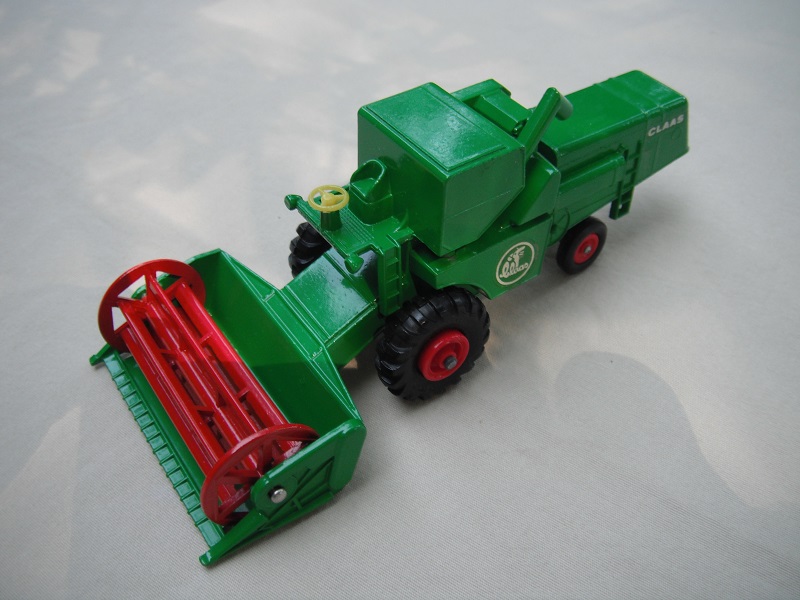 Green body/dk red hubs/dk red rotor/lt yel steering/green &amp; white  Claas decal/short steering column (2).