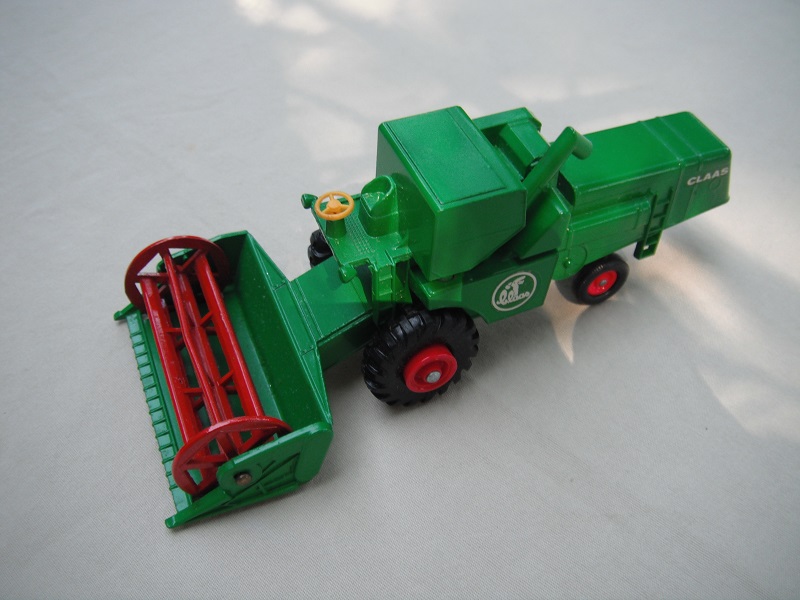 Green body/dk red hubs/dk red rotor/dk yel steering/dk green &amp; white  Claas decal/short steering column.