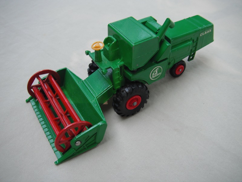 Dk Green body/dk red hubs/dk red rotor/orange yel steering/green &amp; white  Claas decal/tall steering column.