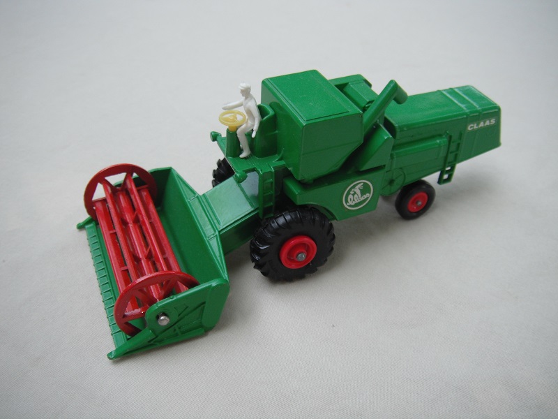 Green body/dk red hubs/dk red rotor/lt yel steering/green &amp; white  Claas decal/white driver.