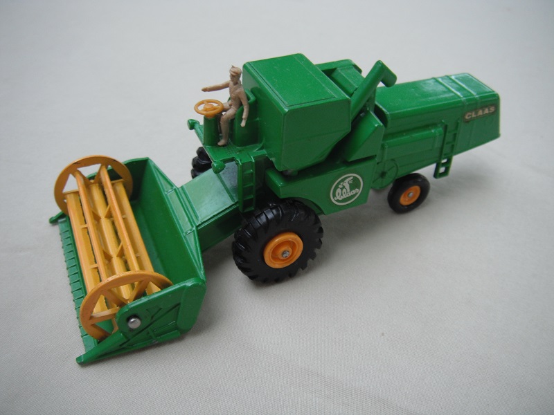 Green body/dk yel hubs/dk yel rotor/yel steering/green &amp; white Claas label/tan driver.