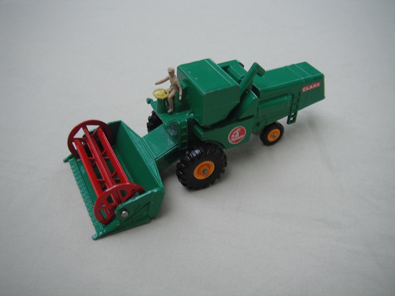 Dk green body/dk yel hubs/dk red rotor/lt yel steering/red&amp;white Claas label/tan driver.