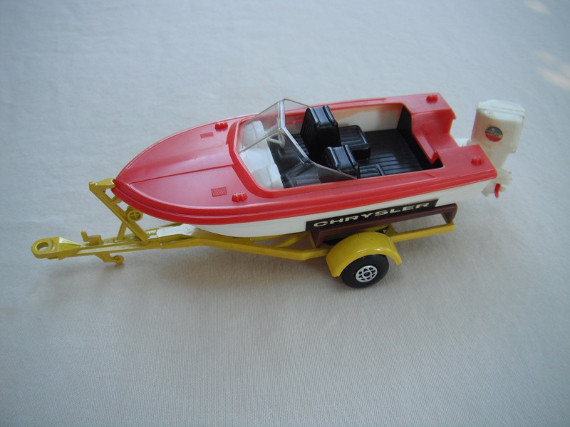 8. Red deck &amp; wht hull/Chrysler on hull/Chrysler on engine/spiro whls/S.yel trailer/no holes/type a/brn cradle/red prop