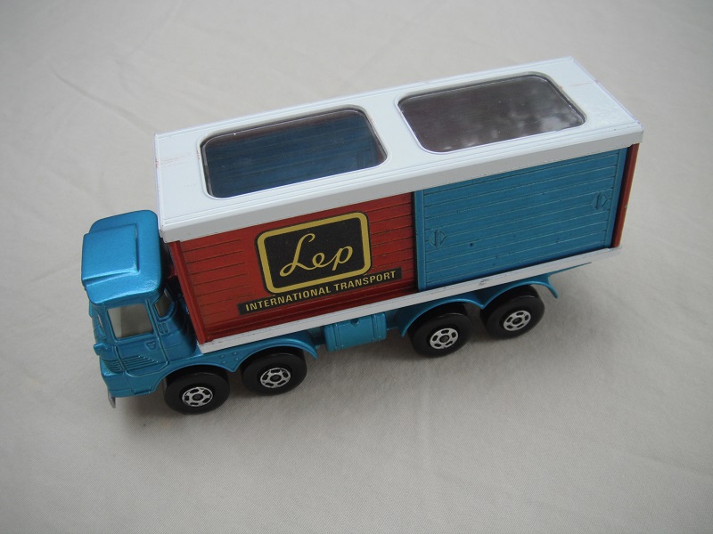 8. Met lt blu cab/bronze-red container/gry base/wht roof/5 spk star whsl/blk plastic axle cover/LEP