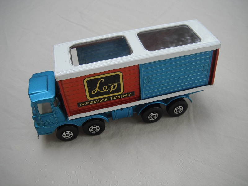 6. Met lt.blu cab/dk bronze-red container/gry base/wht roof/5 spk star whsl/blk plastic axle cover/LEP