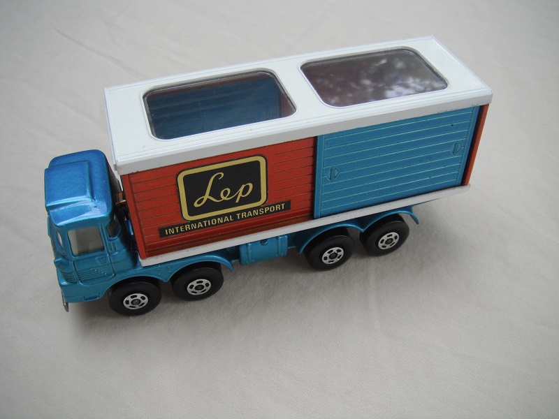 5. Met lt.blu cab/lt. bronze-red container/unpainted base/wht roof/5 spk star whsl/blu plastic axle cover/LEP