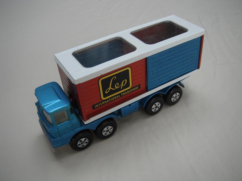 4. Met blu cab/bronze-red container/sil-gry base/wht roof/5 spk whsl/blk plastic axle cover/inside floor braces/LEP