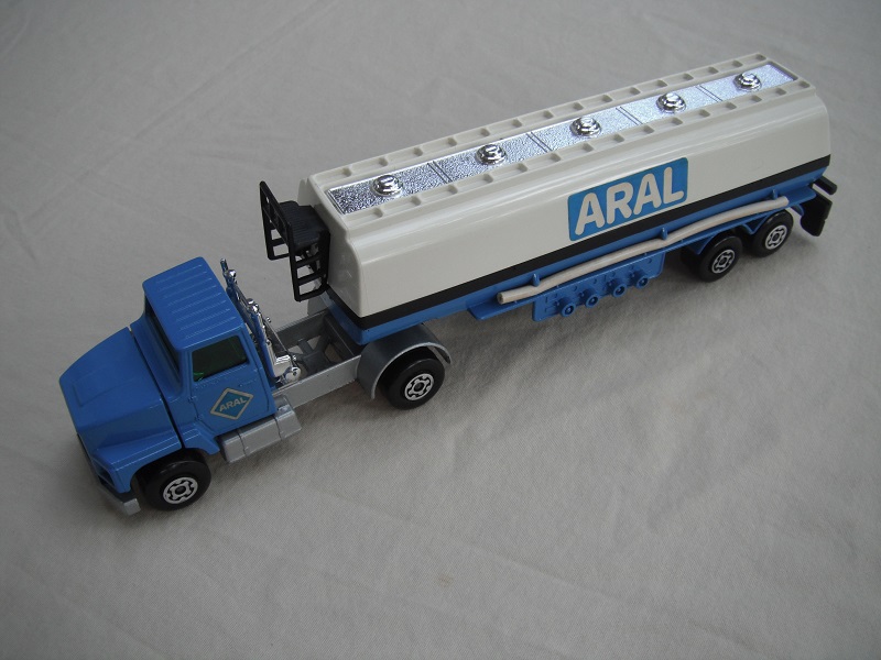 3. Lt blu cab/slv base type 3/org xle cvr f.aft/blk 5th type A/blk rad/ss/grn wind/type 2 trailer/Wht ARAL on blu/wht hoses/chrm top/lt.tan opn xle cvr/blk plastics.