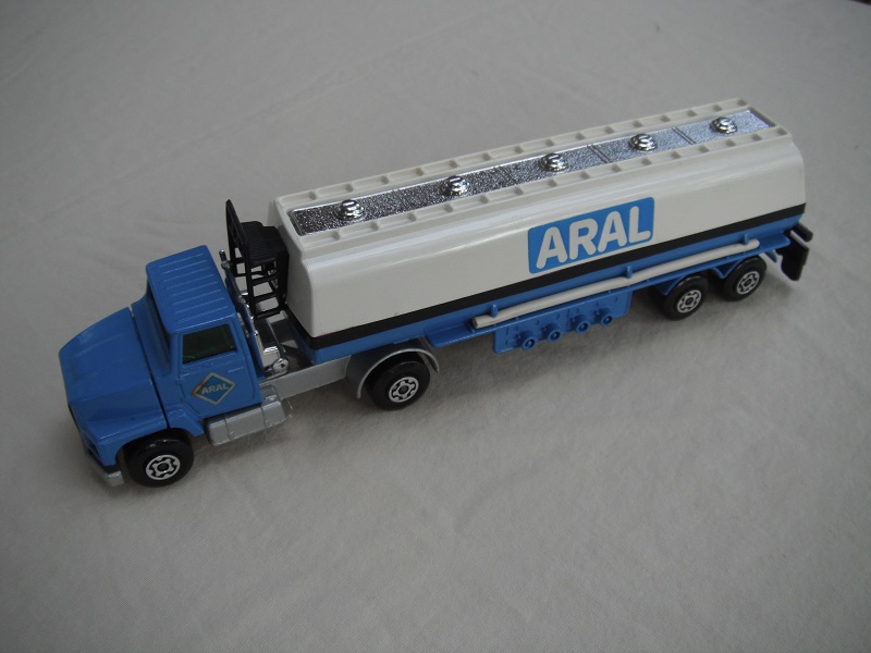 2. Lt blu cab/slv base type 3/lt.org xle cvr f.fwd/blk 5th type A/blk rad/ss/grn wind/type 2 trailer/Wht ARAL on blu/wht hoses/chrm top/lt.tan opn xle cvr/blk plastics.