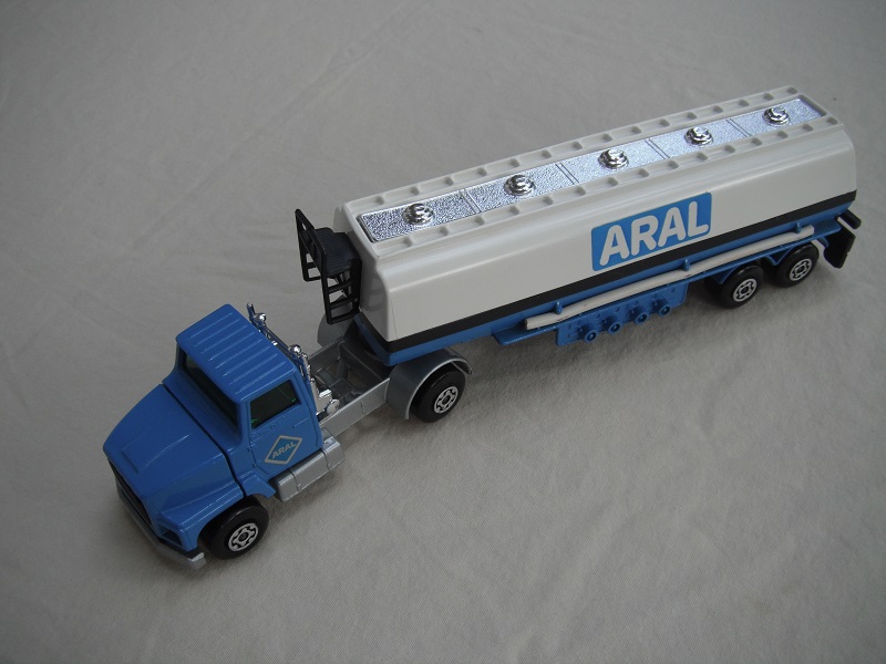 1. Lt blu cab/slv base type 3/blk xle cvr f.fwd/blk 5th type A/blk rad/ss/grn wind/type 2 trailer/Wht ARAL on blu/wht hoses/chrm top/lt.tan opn xle cvr/blk plastics