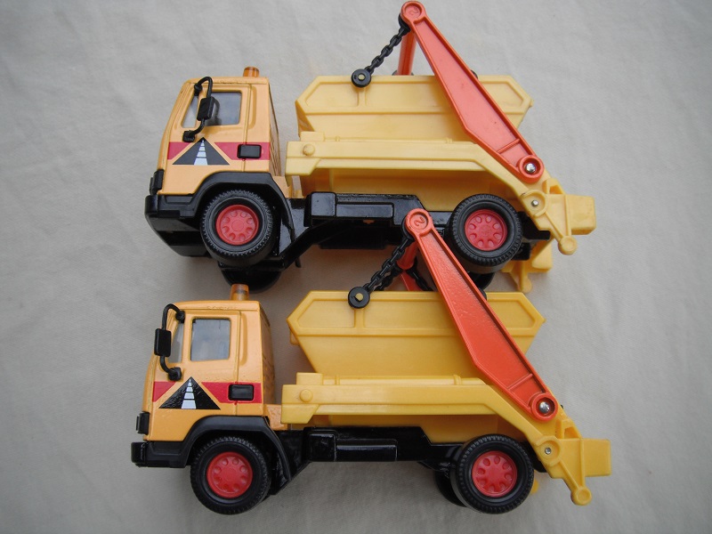 K151A Skip Truck lt yet or yel skips.jpg