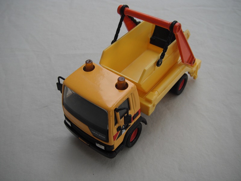 3. Orange-yellow cab/lt. yel skip/ darker gry Leyland background/dk. amber roof light/Road Insignia/black China base.