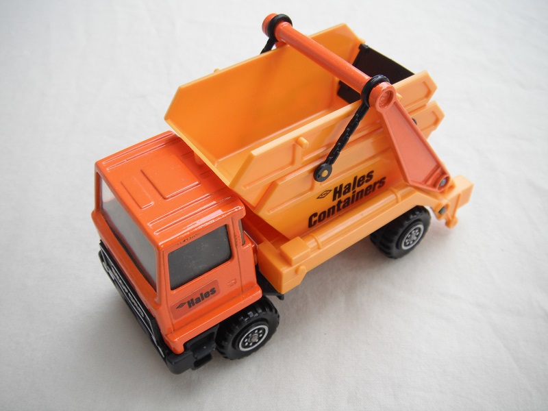 8.  Dark orange cab/type 2 cab roof/dark yellow skip/black base/hales label on cab door/small steering wheel/stainless axles.