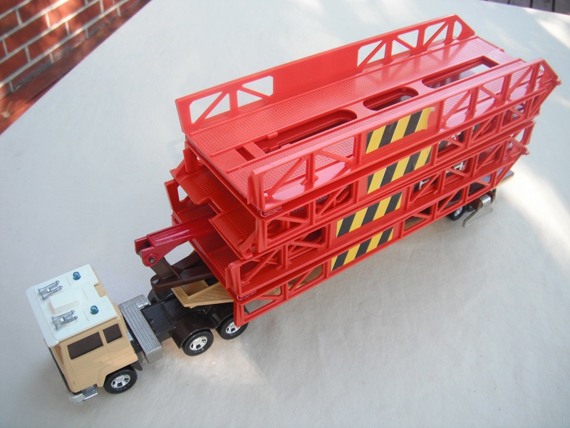 9. Beige cab &amp; brown base (4)/silver fuel tanks/lt.blue lts/dk. amber windows/dk.orange bridge/tan trailer/dk.brown cradle/brown axle cover.