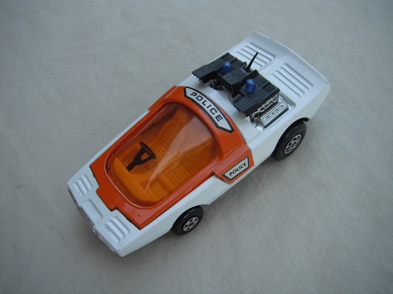 13. White &amp; orange body/matt black base/orange-yellow interior/amber windshield/black steering wheel/blue dome light.