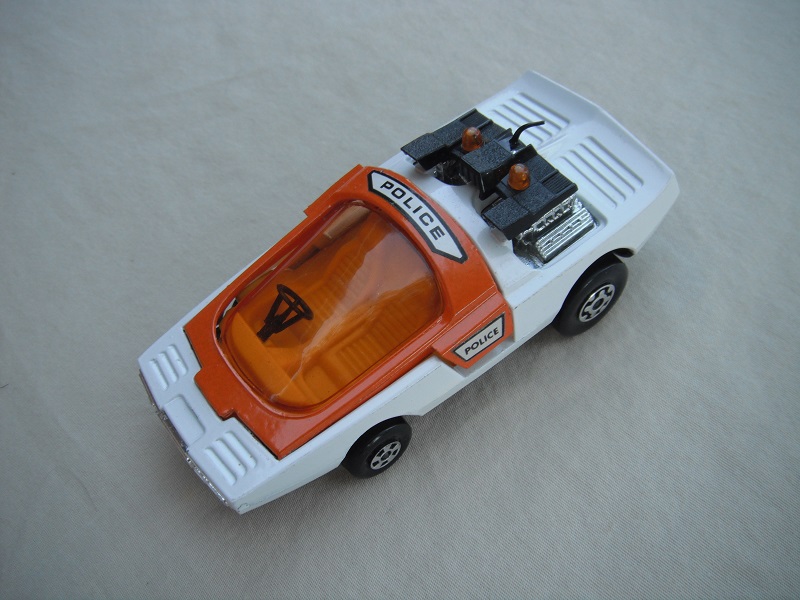 12. White &amp; orange body/matt black base/orange-yellow interior/amber windshield/black steering wheel/amber dome light.