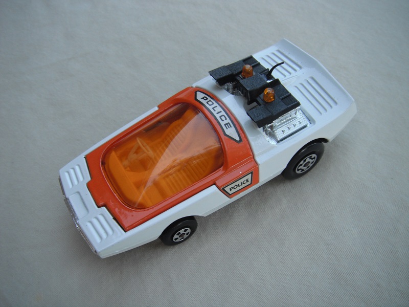 11. White &amp; orange body/matt black base/orange-yellow interior/amber windshield/white steering wheel/amber dome light.
