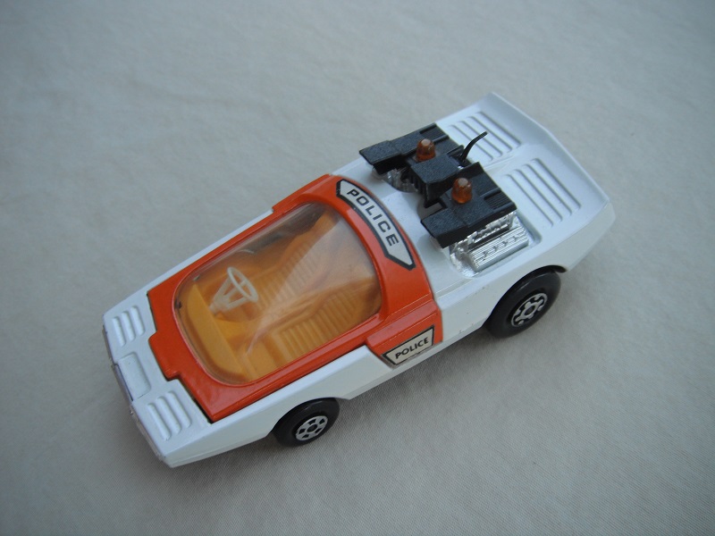 7. White &amp; orange body/matt black base/orange-yellow interior/clear windshield/white steering wheel/amber dome light.