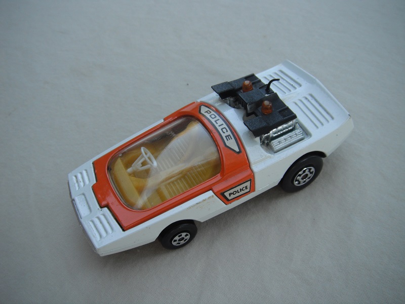 5. White &amp; orange body/matt black base/yellow interior/clear windshield/white steering wheel/amber dome light.