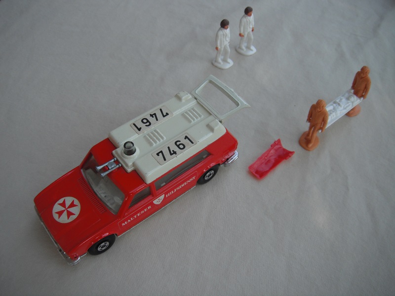 K49A Ambulance with figures.jpg