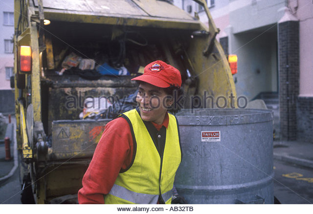 a-female-refuse-collector-at-work-hackney-london-uk-ab32tb.jpg