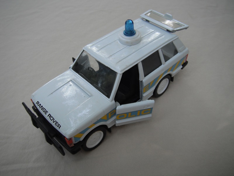 K165A Range Rover Police opening features.jpg