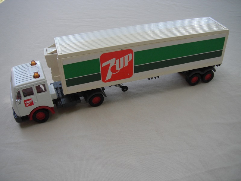 3. White cab &amp; trailer/dark gray base/red cab interior &amp; fenders/&quot;7 Up&quot;/England cast.