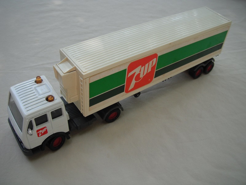 2. White cab &amp; trailer/dark gray base/black cab interior &amp; fenders/&quot;7 Up&quot;/England cast.