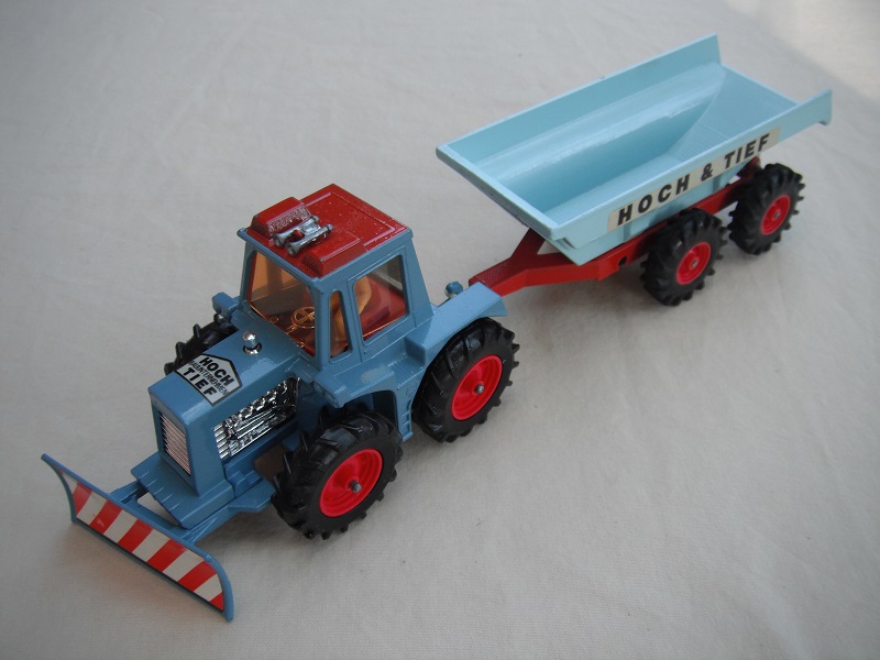 15. Blue tractor/type 2 plow/thin tires/amber windows/white driver/dark red interior/light blue &amp; dark red trailer/large tires/type 2 tow bar/Hoch &amp; Tief label.