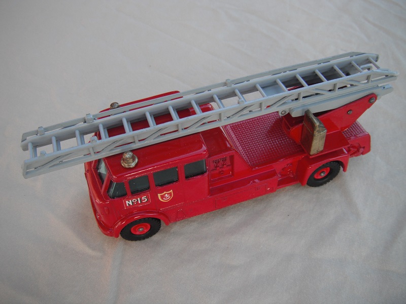 8. Red body/black base/red bumper/tow guide on base/strengthened ladder/no label/gold controller/no cast on door for decal/black hydraulic sleeve.