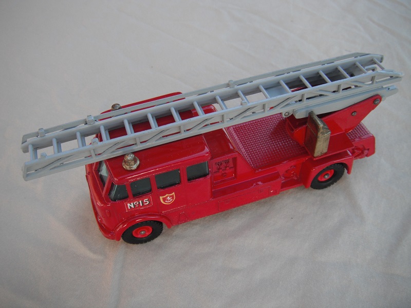 8. Red body/black base/red bumper/tow guide on base/strengthened ladder/no label/gold controller/no cast on door for decal/black hydraulic sleeve.