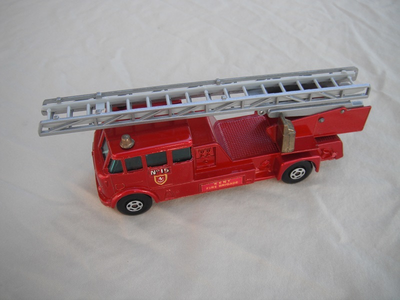 6. Red body/black base/red bumper/tow guide on base/strengthened ladder/red KFB cutout label/gry ladder/gld controller/no cast on door for decal/blk hydraulic slv.