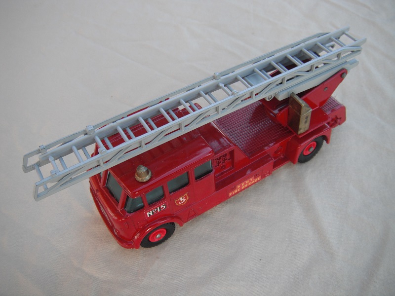 5. Dk.red body/blk base/red bumper/tow guide on base/strengthened ladder/KFB cutout label in red /gry ladder/gld controller/cast on door for decal/blk hydraulic slv.