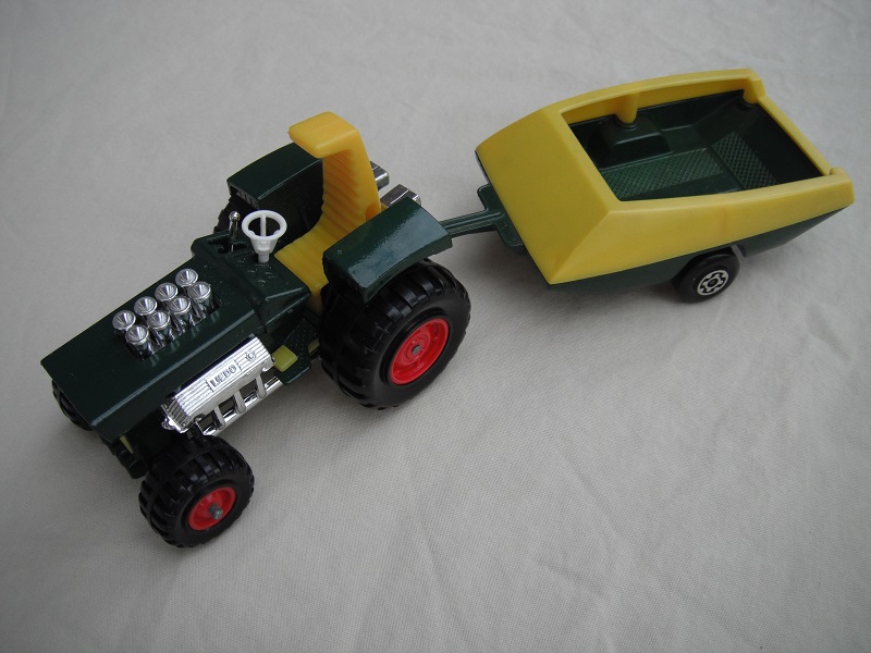 19. Dark green body/dark yellow seat/yellow radiator &amp; gas pedal/dark green &amp; yellow trailer/no labels/Maltese cross wheels.