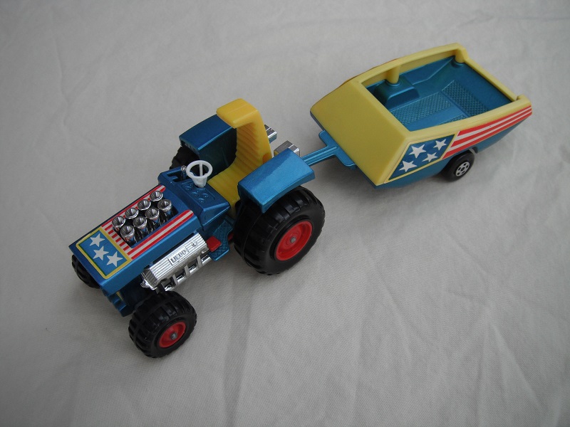 8. Met.blue body/dark yellow seat/dark yellow radiator/red gas pedal/metallic blue &amp; yellow trailer/dark blue stars &amp; red stripes label/5 spokes wheels.