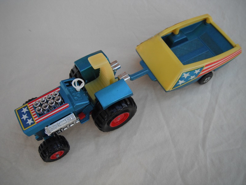 6. Metallic blue body/light yellow seat/red radiator &amp; gas pedal/metallic blue &amp; dark yellow trailer/blue stars &amp; red stripes label/5 spokes wheels.