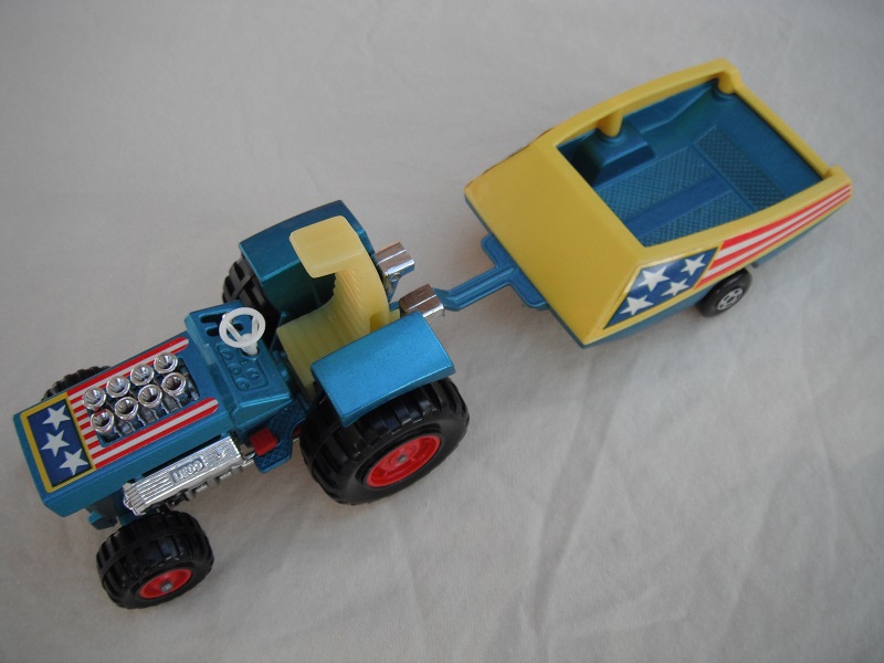 5. Metallic blue body/light yellow seat/red radiator &amp; gas pedal/metallic blue &amp; dark yellow trailer/dark blue stars &amp; red stripes label/5 spokes wheels.