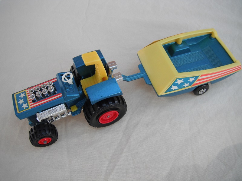 4. Metallic blue body/dark yellow seat/red radiator/yellow gas pedal/metallic blue &amp; dark yellow trailer/blue stars &amp; red stripes label/5 spokes wheels.