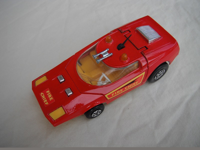 5. Bright red body/yellow base/amber dome lights/amber window/orange-yellow interior/orange-yellow antenna/Fire Chief labels.