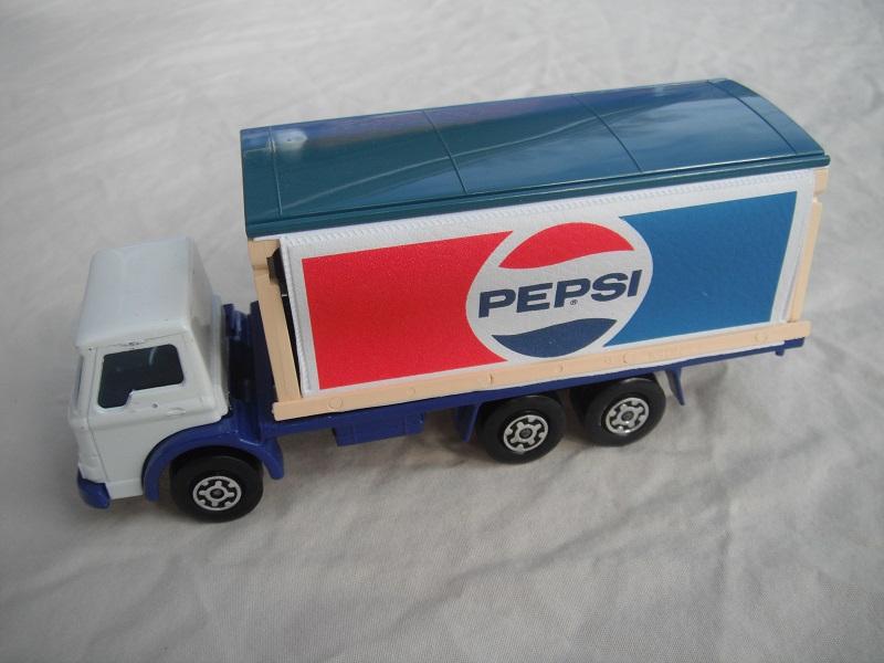 7. White cab/white roof/type 2/dark blue chassis/blue windows/white container/blue roof/Pepsi Cola.