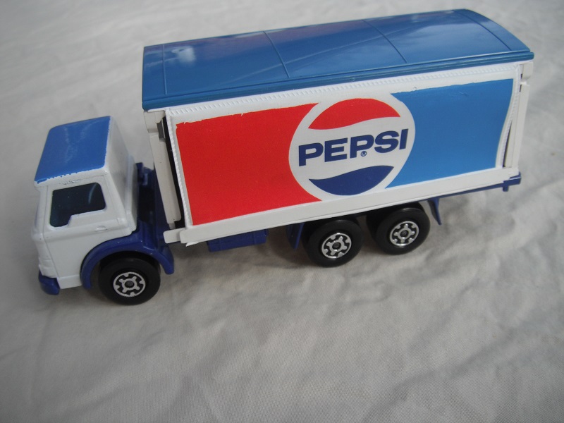 5. White cab/blue roof/type 2/dark blue chassis/blue windows/white container/blue roof/Pepsi Cola.