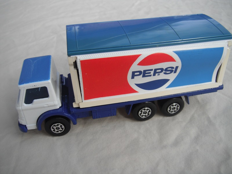 4. White cab/blue roof/type 1/dark blue chassis/blue windows/white container/blue roof/Pepsi Cola.