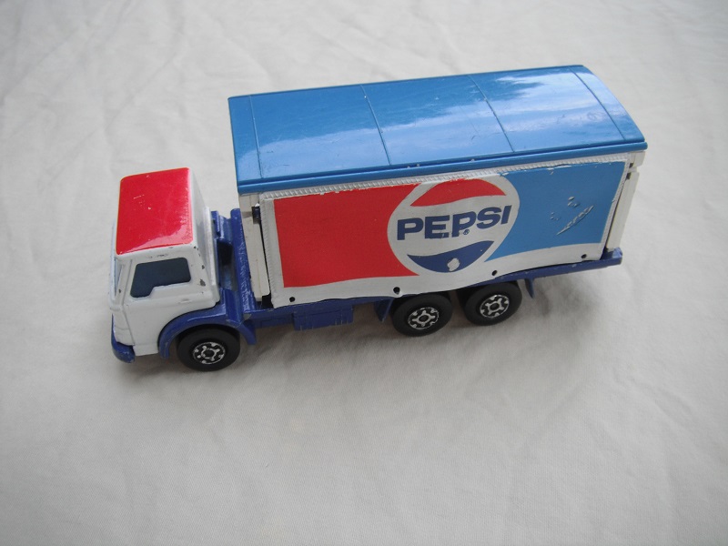 3. White cab/red roof/type 1/blue chassis/blue windows/white container/blue roof/Pepsi Cola.