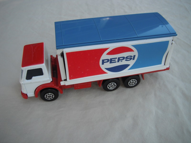 2. White cab/red roof/type 1/red chassis/blue windows/white container/blue roof/Pepsi Cola.