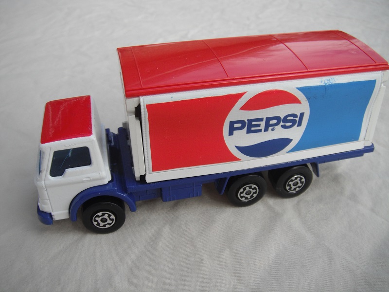 1. White cab/red roof/type 1/dark blue chassis/blue windows/white container/red roof/Pepsi Cola.