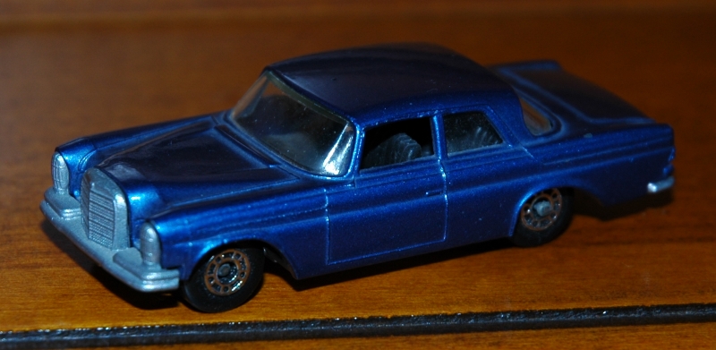 SF46_Mercedes 300 SE_blue met.jpg