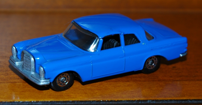 SF46_Mercedes 300 SE_flat blue.jpg